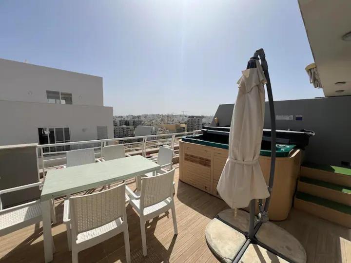 Amazing Spacious Apartment With Bbq & Jacuzzi St. Julian's Zewnętrze zdjęcie